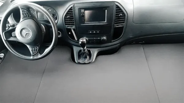 Lit cabine installé dans l’habitacle d’un Mercedes Viano W639 vue du poste de conduite