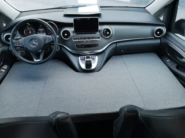 Vue intérieure de l’habitacle Mercedes Classe V avec le lit cabine parfaitement ajusté.