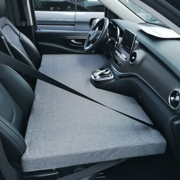 Matelas cabine avant Mercedes Classe V installé, illustrant le confort et l’ajustement précis.