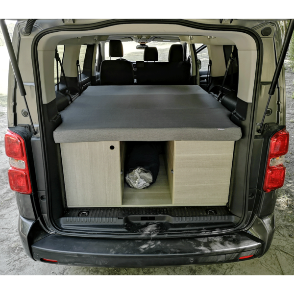 Matelas pliable pour camping-car plié et rangé sur un meuble dans un Citroën Spacetourer.