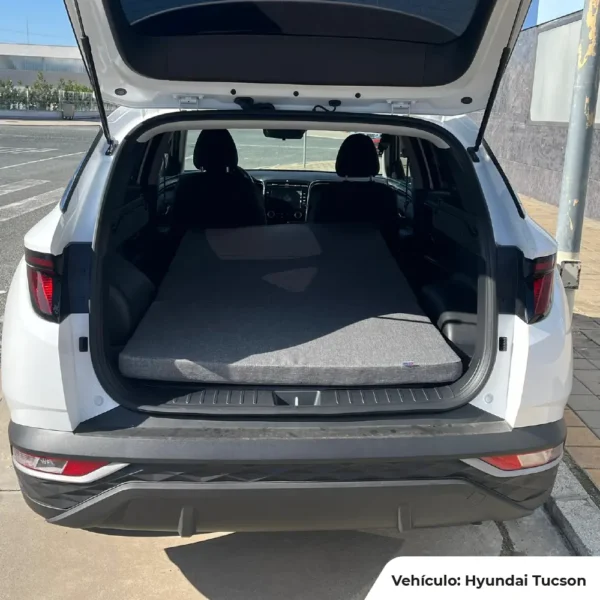 Matelas voiture installé à plat dans le coffre d’un Hyundai Tucson, transformé en lit confortable.