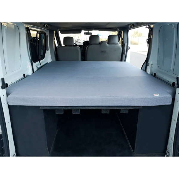 Matelas camping-car gris clair, plié en 3 parties avec découpe adaptée au véhicule, pour fourgon Trafic ou Primastar.