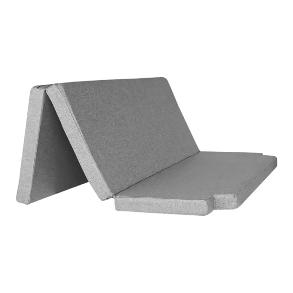 Matelas pliable pour Renault Trafic 3 parties pour Renault Trafic 2 vu depuis le coffre, posé sur un module bois pour couchage camping-car.