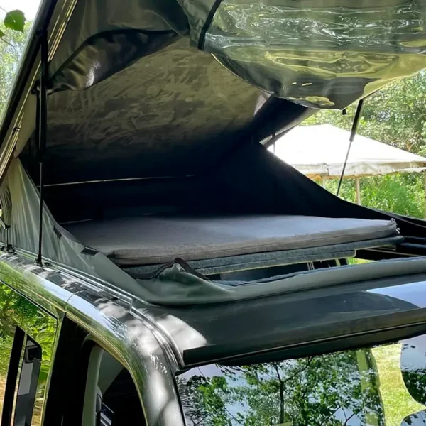 Vue intérieure du matelas de toit installé dans la zone supérieure du camping-car