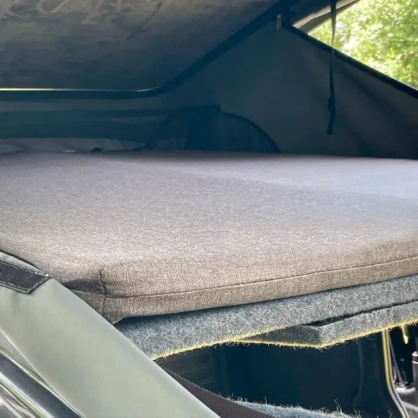 Finition haut de gamme du matelas de toit dans un espace fermé de van