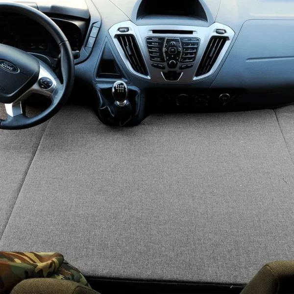 Photo du lit cabine avant installé sur les sièges passagers du Ford Transit Custom