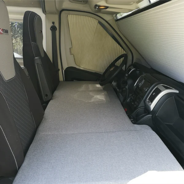 Vue aérienne du lit de cabine pliable pour Fiat Ducato, couvrant entièrement la cabine du camping-car.